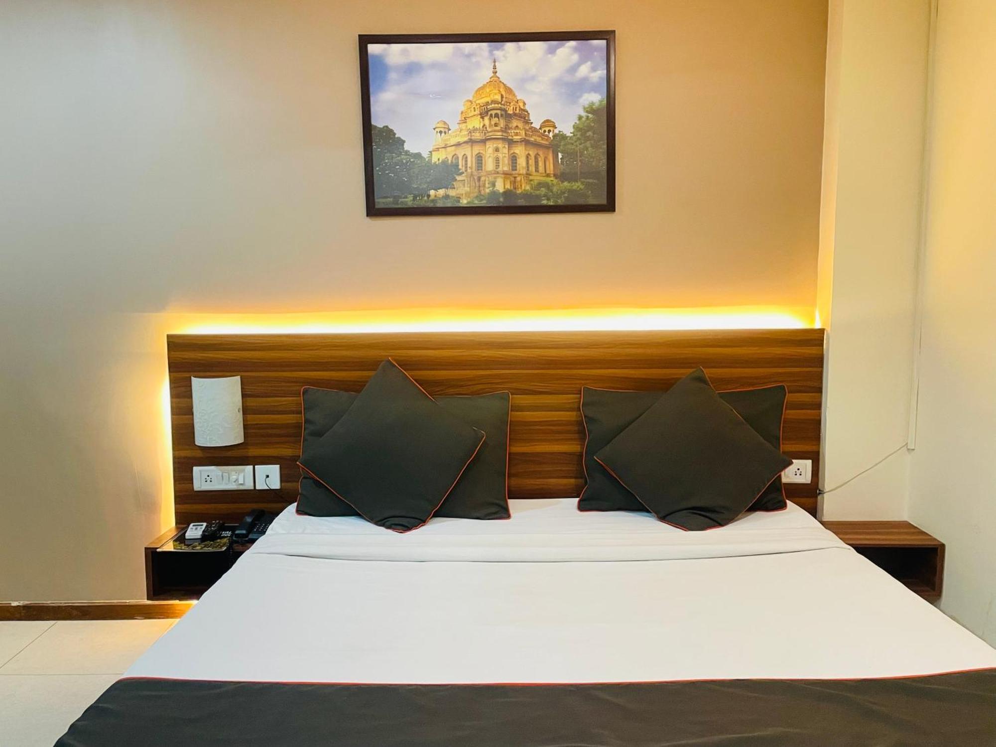 The Royal Presidency Inn Lucknow Exterior foto
